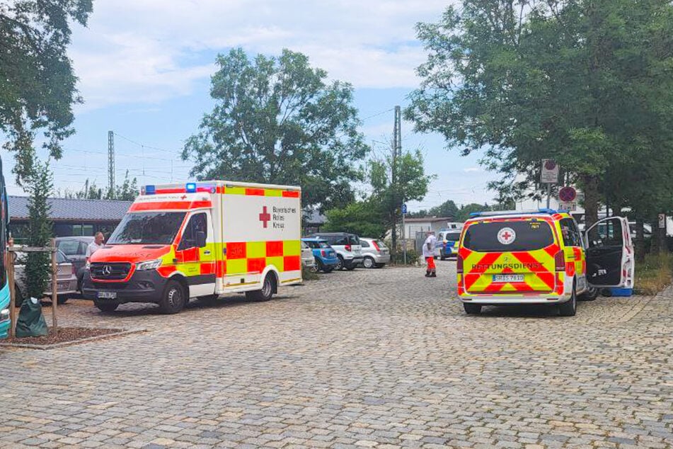 Rettungskräfte kümmerten sich in einer Betreuungsstelle um die Betroffenen aus dem ICE.