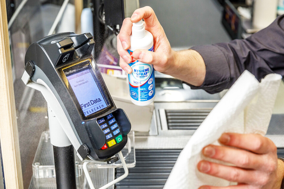 Mit Karten bezahlen ist hygienischer: Regelmäßig werden die Bezahlterminals desinfiziert.