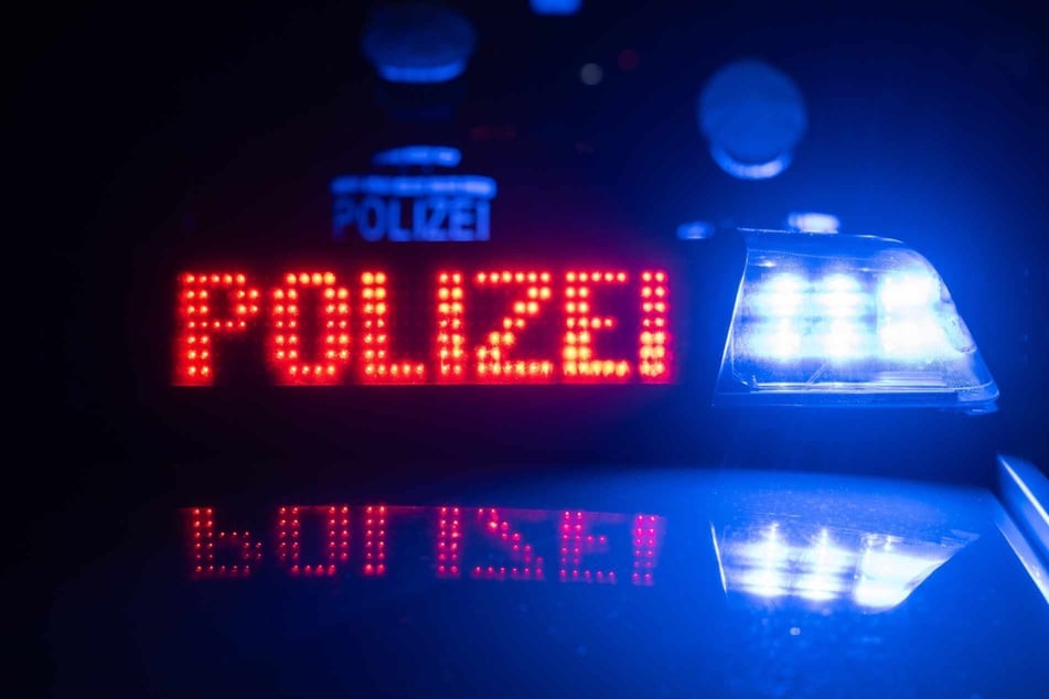 Polizei vermutet Tötungsdelikt: Zeugen finden Leiche (†27) vor Wohnhaus