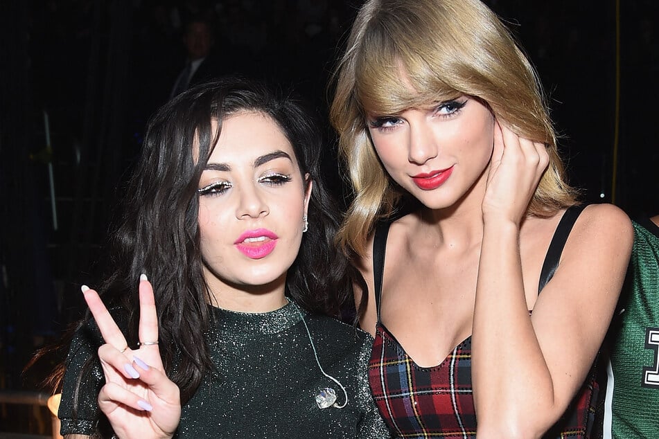 Charli XCX (l.) was a supporting act on Taylor Swift's Reputation Stadium Tour in 2018.