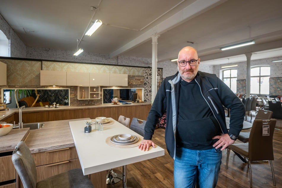 "Möbel Markt Oelsnitz"-Chef Arndt Kießling in der Möbelausstellung.
