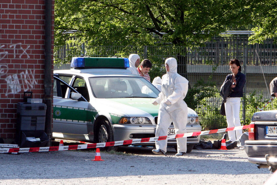 Heilbronn, April 2007: Beamte der Spurensicherung arbeiten auf der Theresienwiese an einem Tatort, an dem zuvor die Polizeibeamtin Michele Kiesewetter getötet wurde.