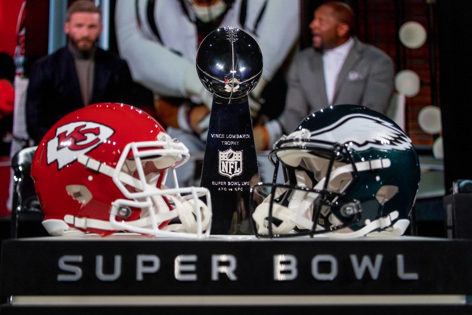 Nachrichten rund um den Super Bowl LVII: Kansas City Chiefs (l) vs. Philadelphia Eagles.