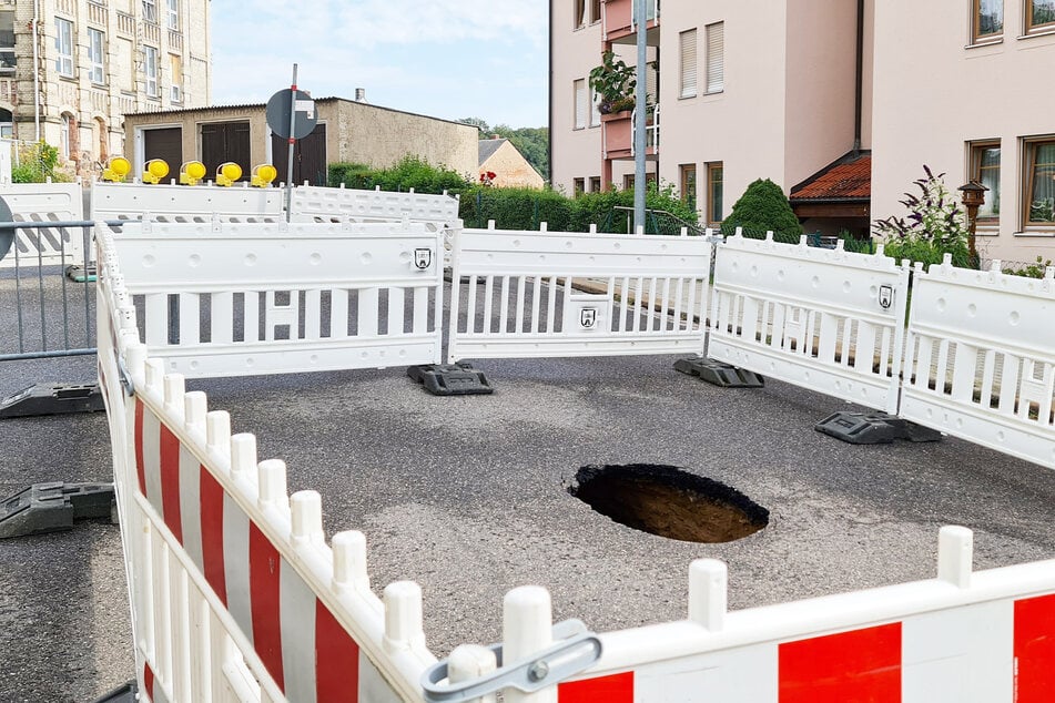 In der Bitumendecke der Schillerstraße in Waldheim klafft seit dem 14. August ein Loch. Aus einem defekten Kanal war Abwasser ausgelaufen und hat den Unterbau der Straße weggespült.