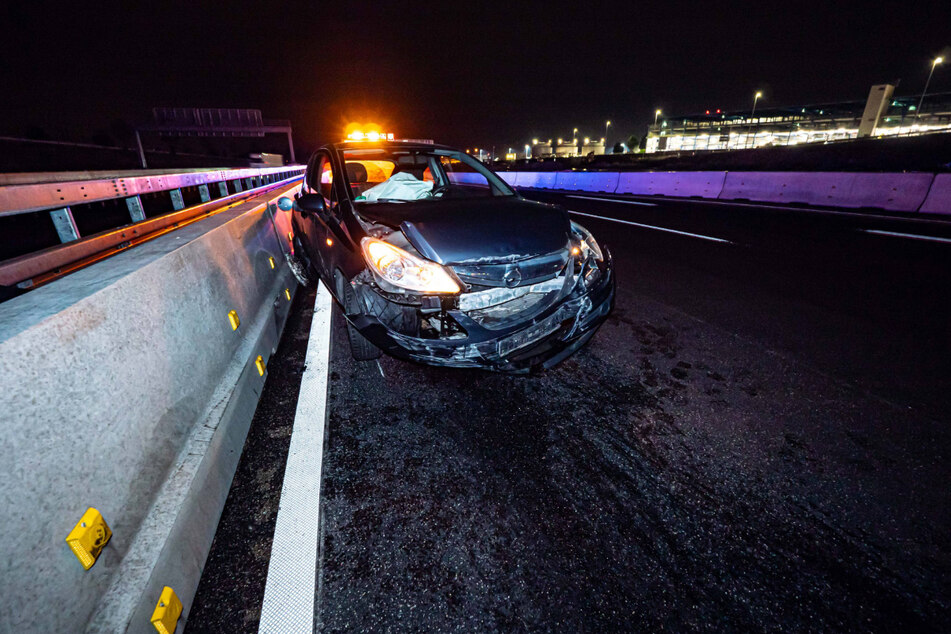 Der demolierte Opel der 24-Jährigen.