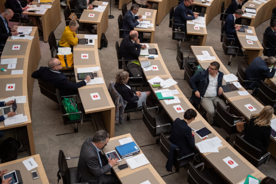 Der Landtag kam zu einer Sondersitzung zusammen, um Weichen zur Bekämpfung des Coronavirus zu stellen. Die Abgeordneten sollten während der Sitzung den empfohlenen Abstand von 1,5 bis 2 Metern einhalten, damit sie sich nicht gegenseitig anstecken.