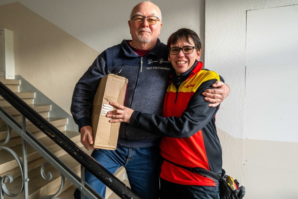 Joachim Schmidt (74) freut sich über sein Paket.