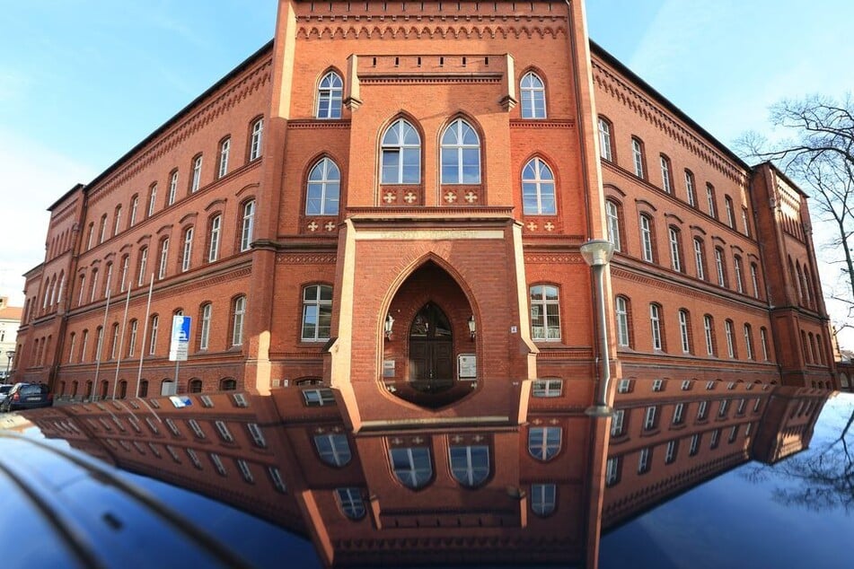 Schwieriger Prozess nach Vergewaltigung: Schöffe kommt betrunken zum Gericht