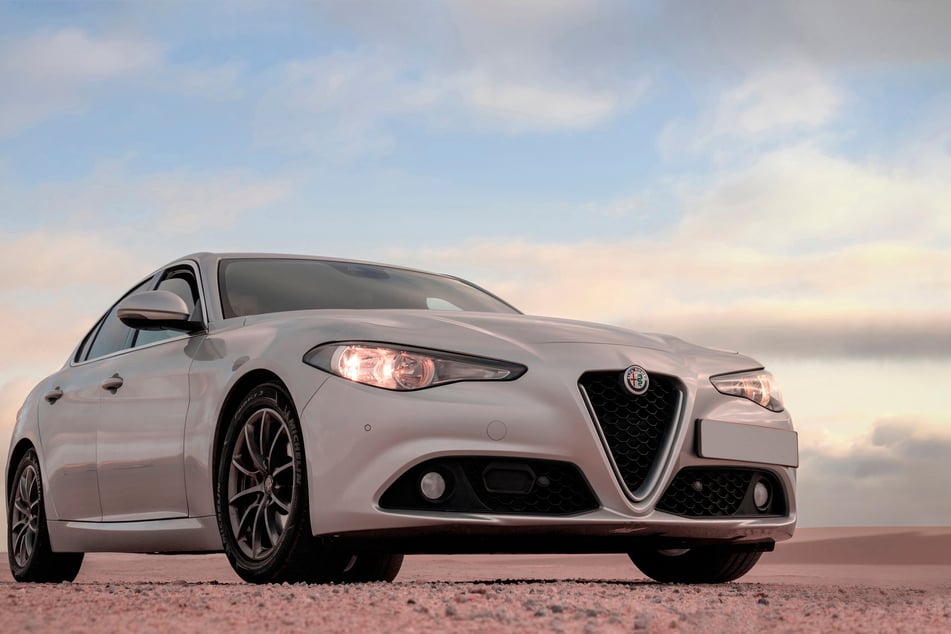 In einem gestohlenen Alfa Romeo Giulia (510 PS) floh Maciej und raste durch mehrere Ortschaften. (Symbolbild)