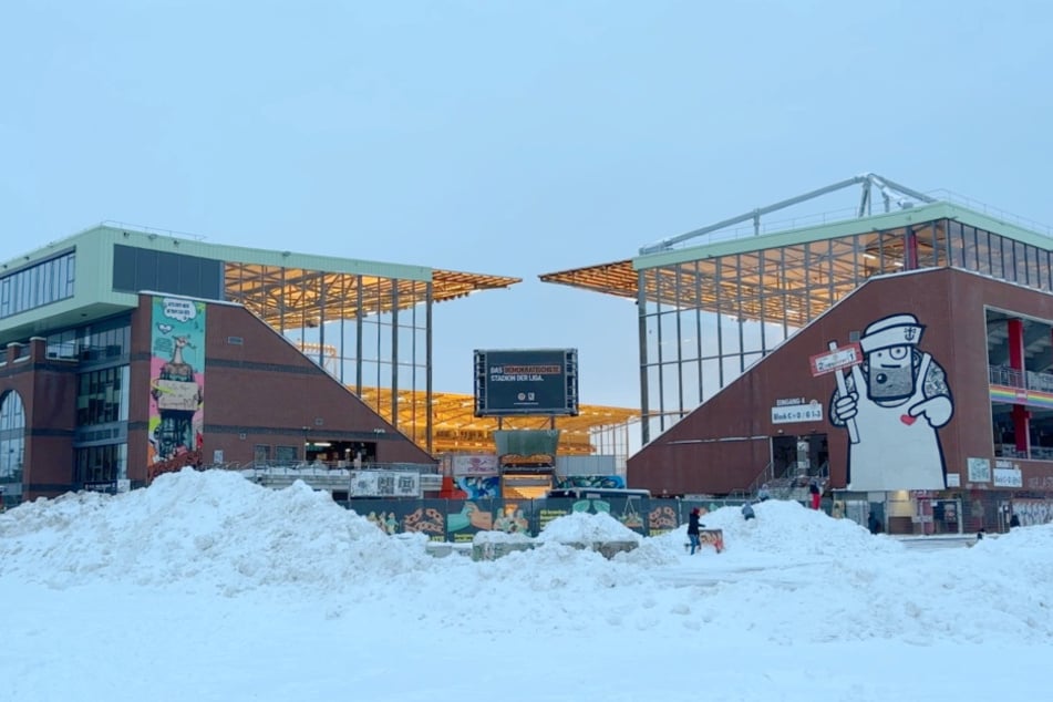 Der aus dem Millerntor geschippte Schnee landete in großen Bergen auf dem dahinter liegenden Heiligengeistfeld.