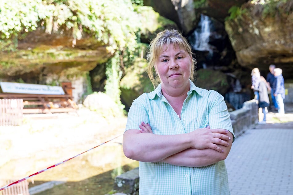 Yvonne Dittmann (39) ist traurig und hofft, dass der künstliche Wasserfall rekonstruiert wird.