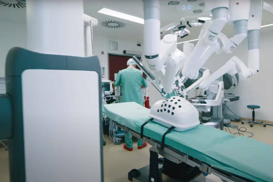 Hightech im OP: Vierarmiger Roboter operiert in Stralsunder Klinikum
