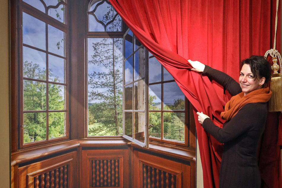 Schloss-Sprecherin Anja Straube (48) zeigt die Stelle, wo sich die Besucher fotografieren können. Für diese Foto-Nischen werden noch Requisiten gesucht.