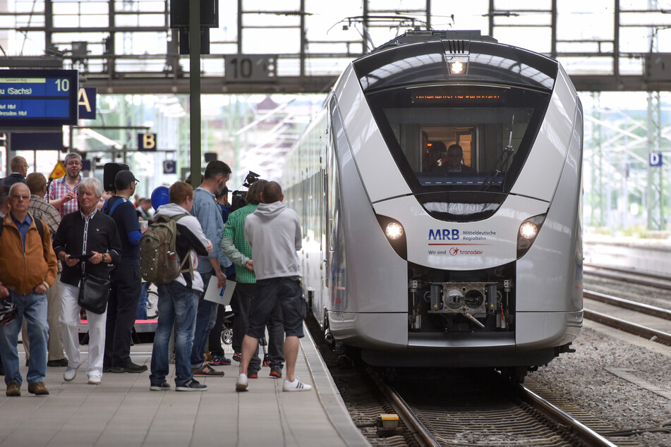 Von Chemnitz aus verkehren bereits Züge auf elektrifizierten Strecken Richtung Hof. Der weitere Ausbau der Strecke kommt jedoch nicht voran.