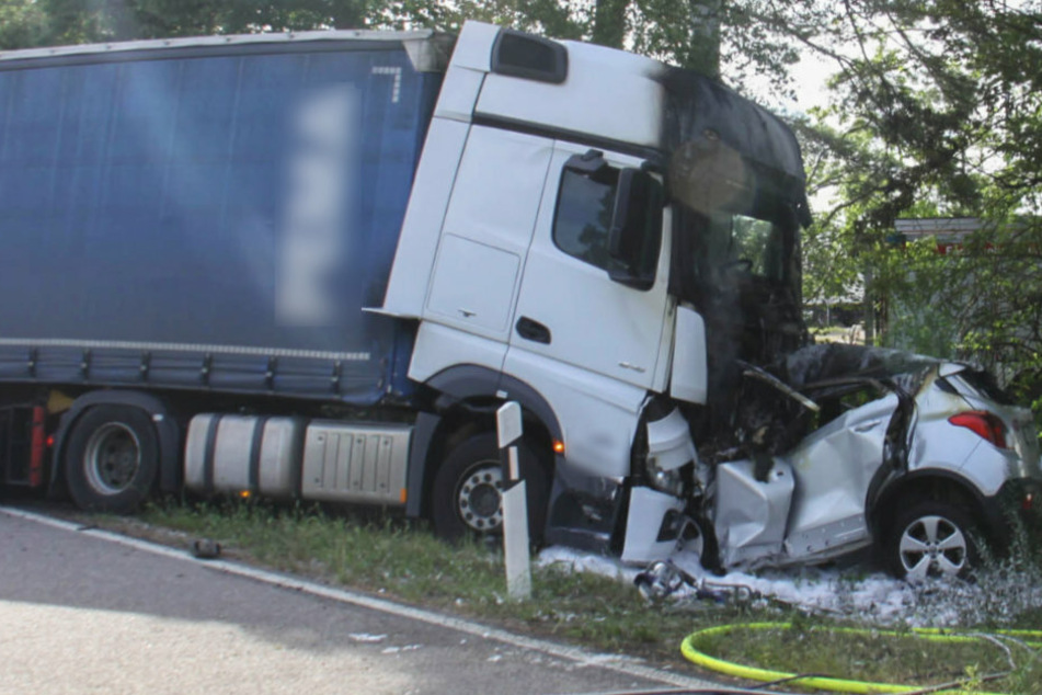 Ein 68 Jahre alter Autofahrer ist in Münchsmünster in Bayern unter einem Lastwagen eingeklemmt worden und gestorben.