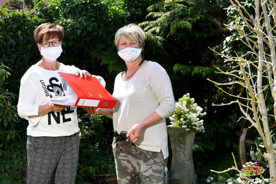 Friseurmeisterin Grit Neumann (50, r.) und Leidensgenossin Sylvia Haynert (51) von Phönix Moden.