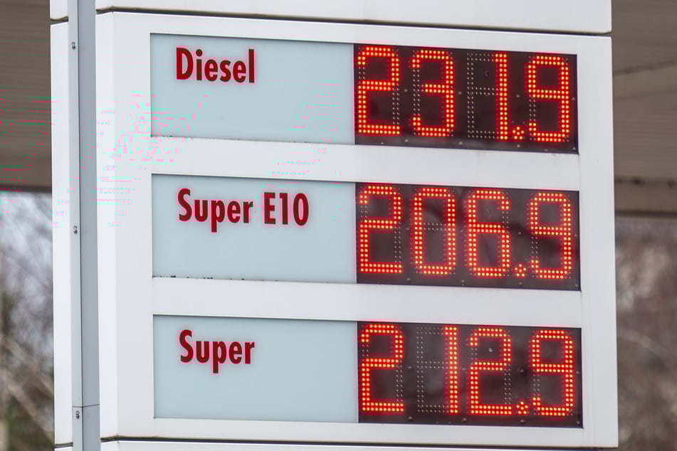 Gestern an der Shell-Tankstelle in der Jagdschänkenstraße: Der Liter Diesel kostete 2,32 Euro.