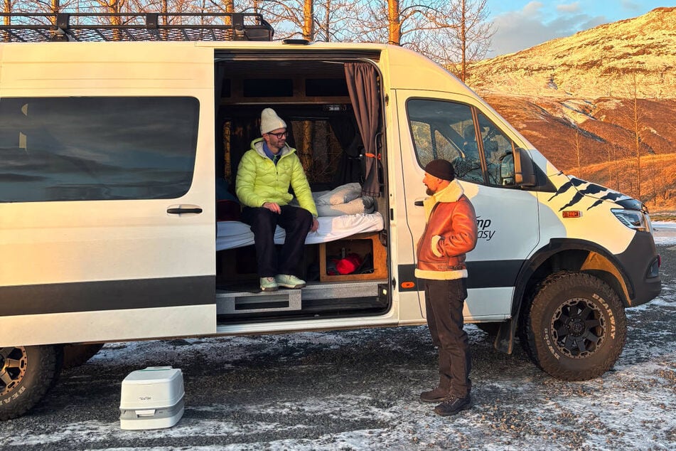 Auf einen Camping-Trip mit tragbarer Toilette war Joko Winterscheidt (47, l.) offenbar nicht vorbereitet und fühlt sich von Klaas Heufer-Umlauf (42) überrumpelt.