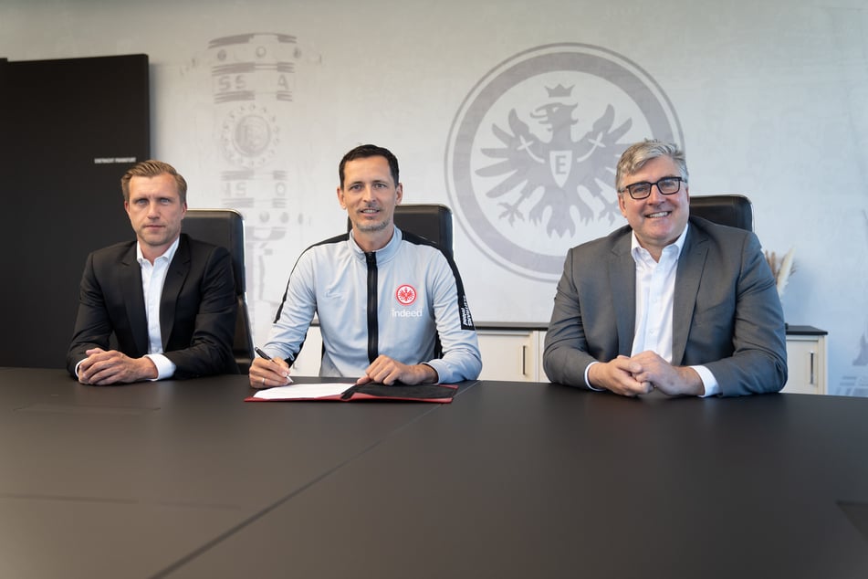 Wollen weiterhin gemeinsam die Zukunft der Eintracht gestalten: Sportvorstand Markus Krösche (44, l.), Trainer Dino Toppmöller (44, M.) und Vorstandssprecher Axel Hellmann (53) bei der Unterzeichnung des neuen Arbeitspapiers des Übungsleiters.