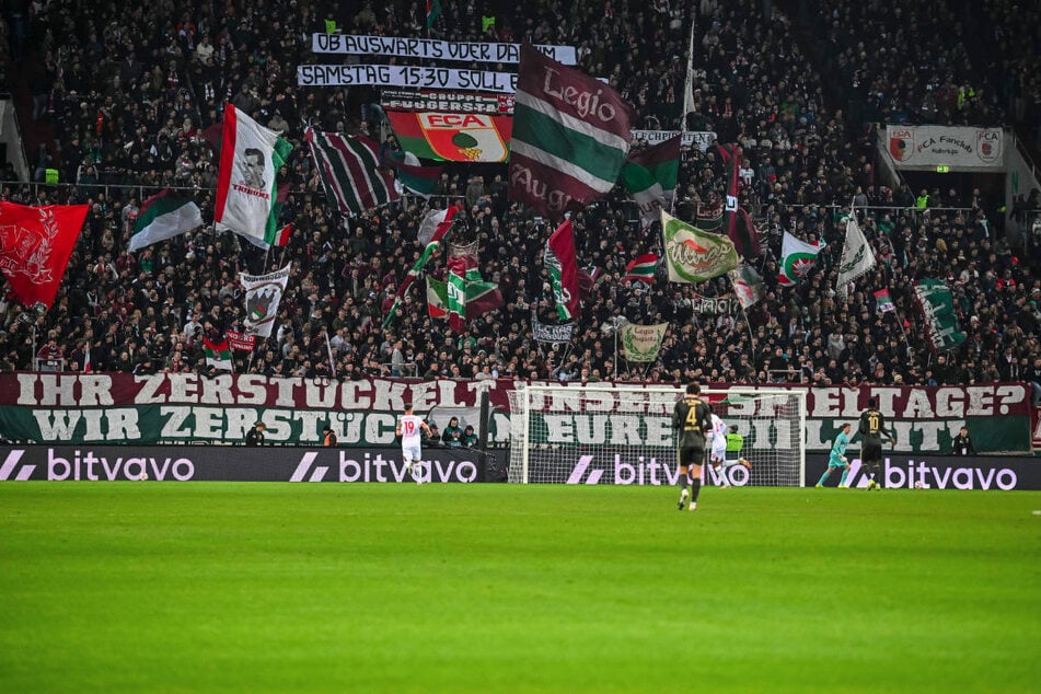 Die FCA-Fans protestieren mit einem Banner gegen die Spielansetzung.