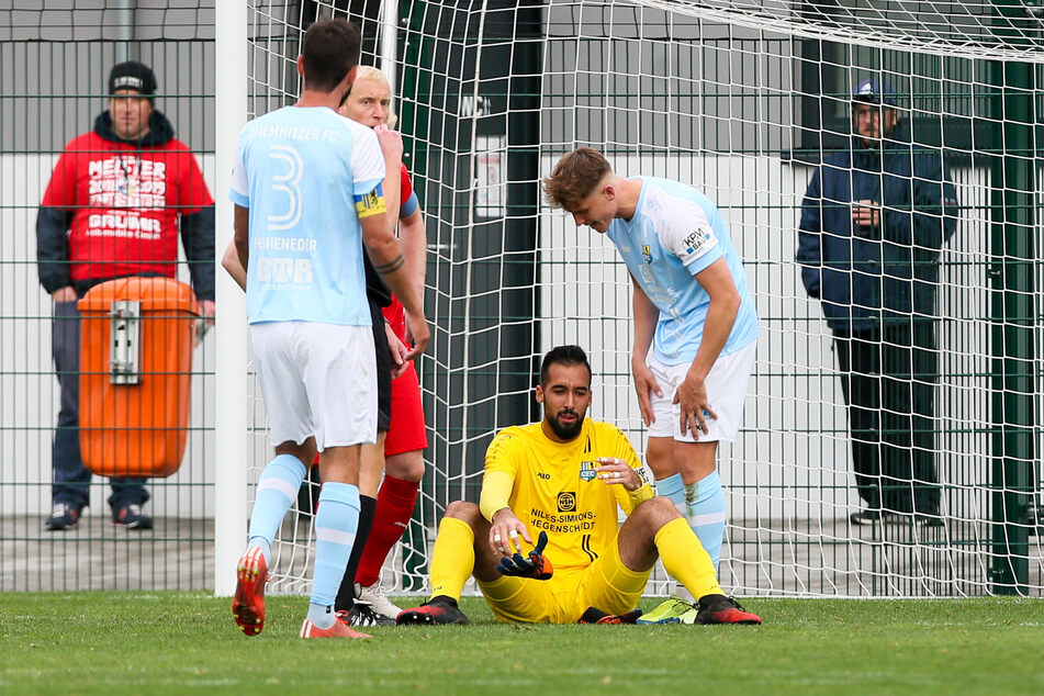 Isa Dogan sitzt nach dem Zusammenprall im Spiel gegen Grimma benommen auf dem Rasen.
