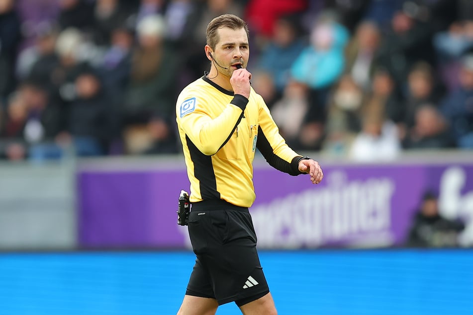 Schiedsrichter Marc Philip Eckermann (28) pfeift das heutige Zweitliga-Match.