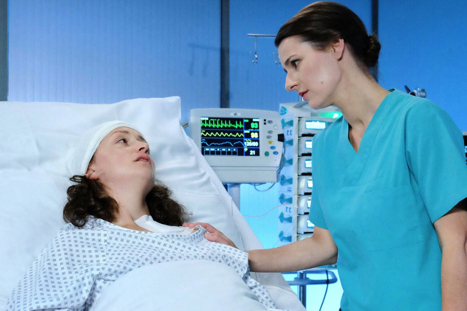 Chorfrau Alma Bachmann hat einen Tumor. Dr. Maria Weber muss ihr klarmachen, dass eine OP unumgänglich ist.