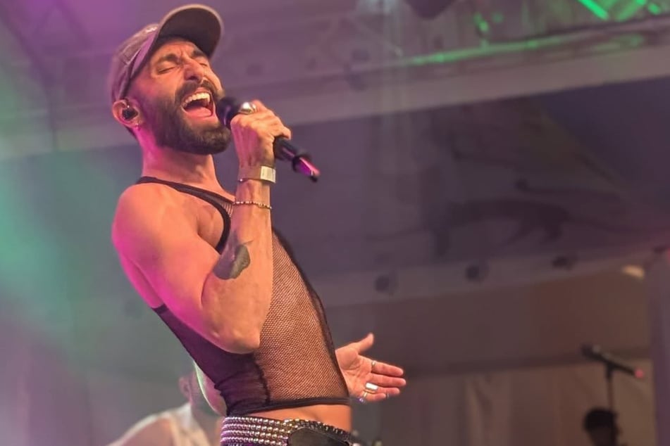 Wie Woodstock in mini: Der verregnete Festivalauftakt machte Conchita Wurst nichts aus.