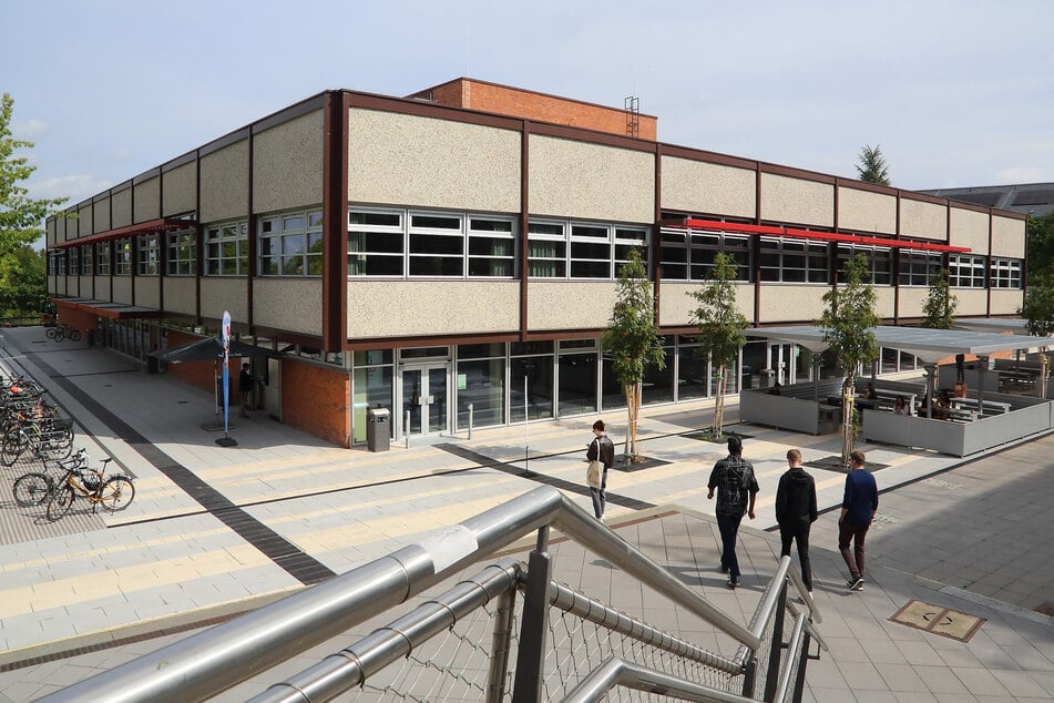 Paradebeispiel eines Denkmals, das zukunftsfähig saniert wurde: die Neue Mensa auf dem Campus der TU Dresden.
