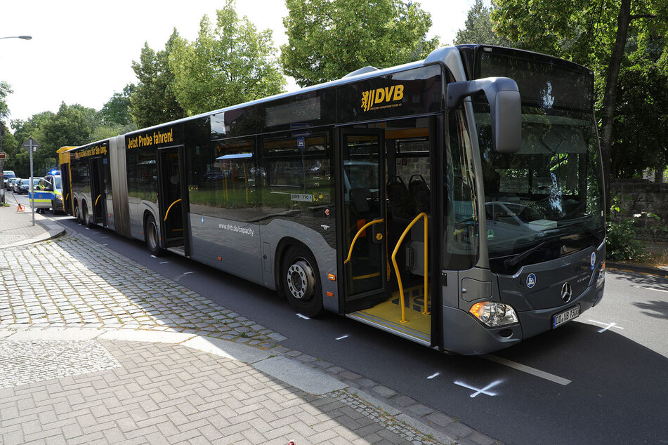 Der leere Bus steht auf der Chemnitzer Straße.