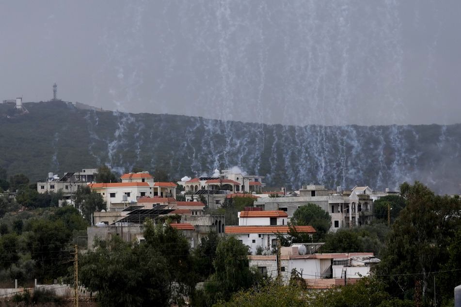 Eine Granate der israelischen Artillerie explodiert über dem libanesischen Grenzdorf Aita asch-Scha'b.