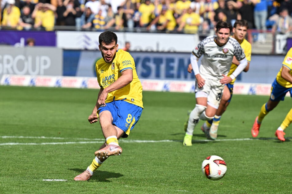 Treffsicher vom Punkt: Mehmet Aydin bringt Eintracht Braunschweig in Front.