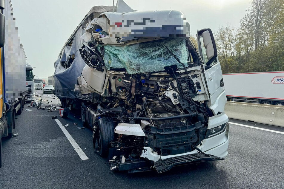 Im Frontbereich völlig zertrümmert kam einer der beteiligten Laster mitten auf der Autobahn zum Stillstand.