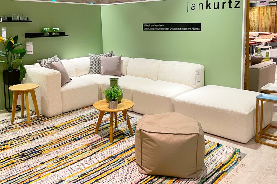 Dieses Ecksofa gibt's hier ab Dienstag (7.7.) im Schlussverkauf