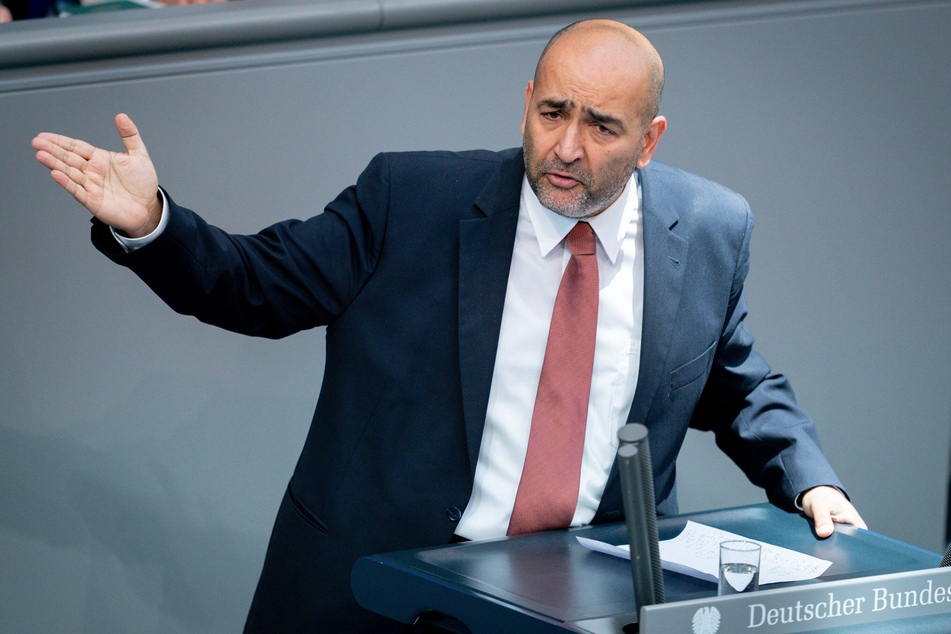 Grünen-MdB Omid Nouripour (45, hier bei einer Rede im Plenum) ist Vorsitzender des ersten Fußball-Fanclubs im Deutschen Bundestag, dem "EFC bundesAdler", der bereits mehr als 40 Mitglieder zählt.