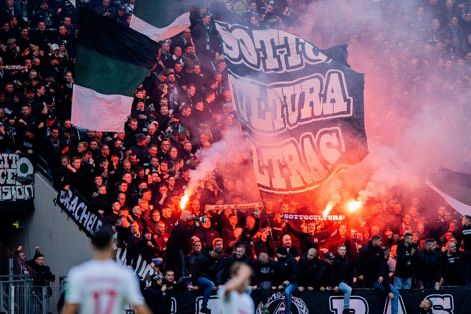 Im Block der Kölner Ultras wurde vor dem Anpfiff zum Rheinderby haufenweise Pyrotechnik abgefackelt.