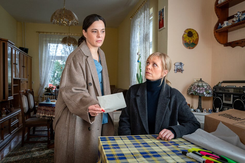 Veras (Annika Kuhl, l.) Geburtstagsgeschenk hinterlässt Zweifel und Fragen bei Ina (Melanie Marschke, 56, r.). Hat sie ihre gemeinsame Vergangenheit in falscher Erinnerung?