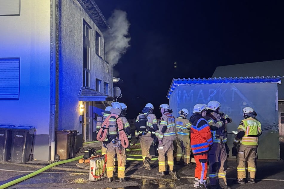 Die Feuerwehr rückte in der Nacht zu Dienstag mit 42 Einsatzkräften und 16 Fahrzeugen in Herkenrath an.