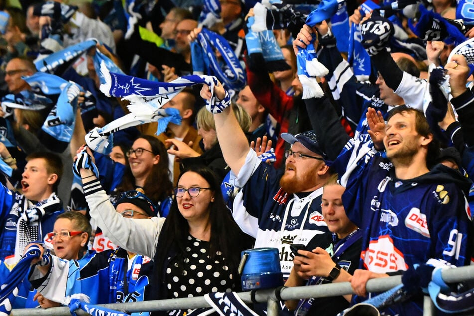 Die 4412 Fans hatten am Freitagabend richtig was zu feiern: Viele Tore und den Halbfinal-Einzug der Eislöwen.