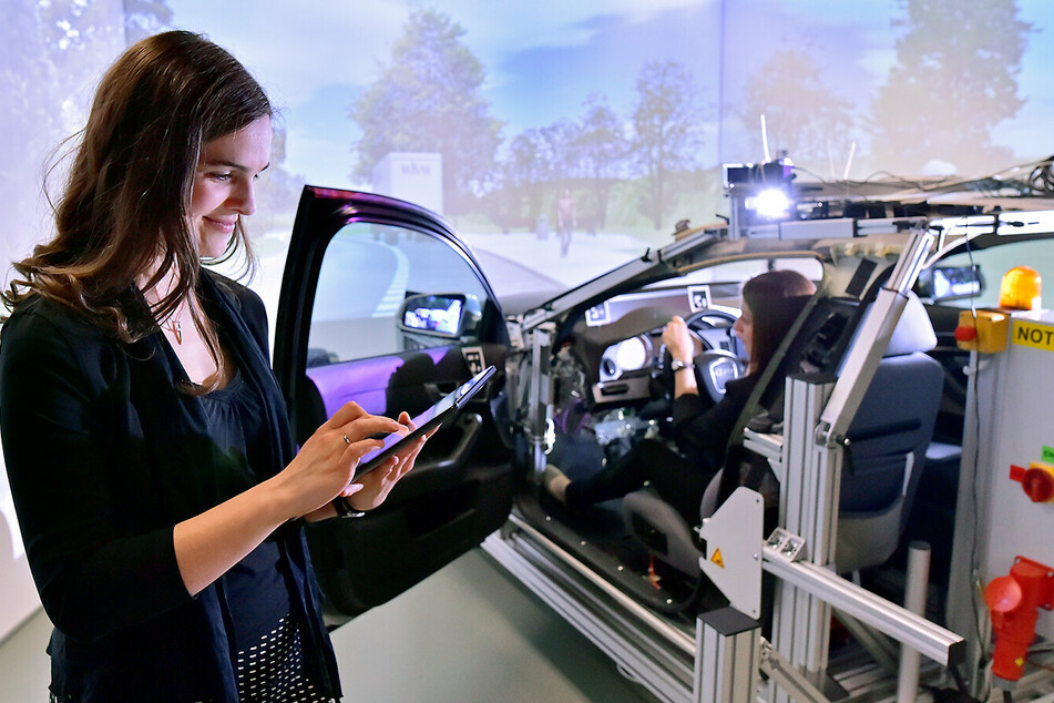 In einem Fahrsimulator können Tester an der TU Chemnitz herausfinden, wie sich automatisiertes Autofahren anfühlt.