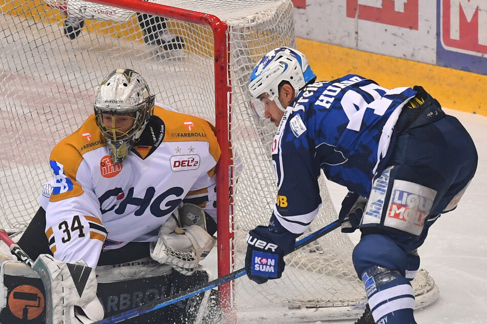 Eislöwen-Stürmer Nick Huard (r.) fand hier keine Lücke, um die Scheibe an Ravensburgs Goalie Jonas Langmann vorbei ins Tor zu schießen.
