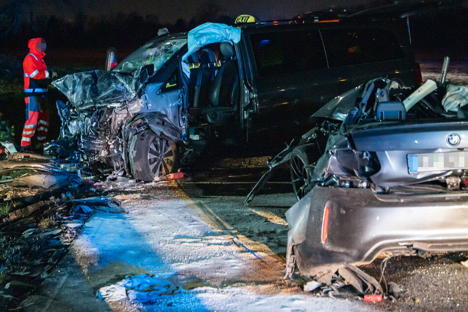 Horrorunfall mit 5 Toten: BMW kollidiert mit Großraumtaxi