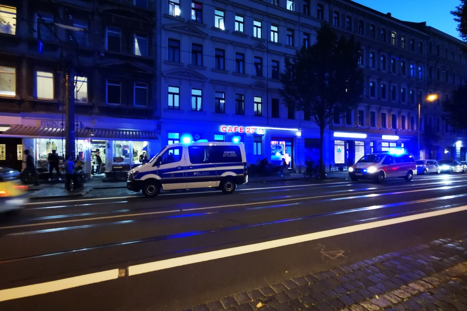 Vor diesem arabischen Bistro wurde das Mädchen auf dem Freisitz verletzt.