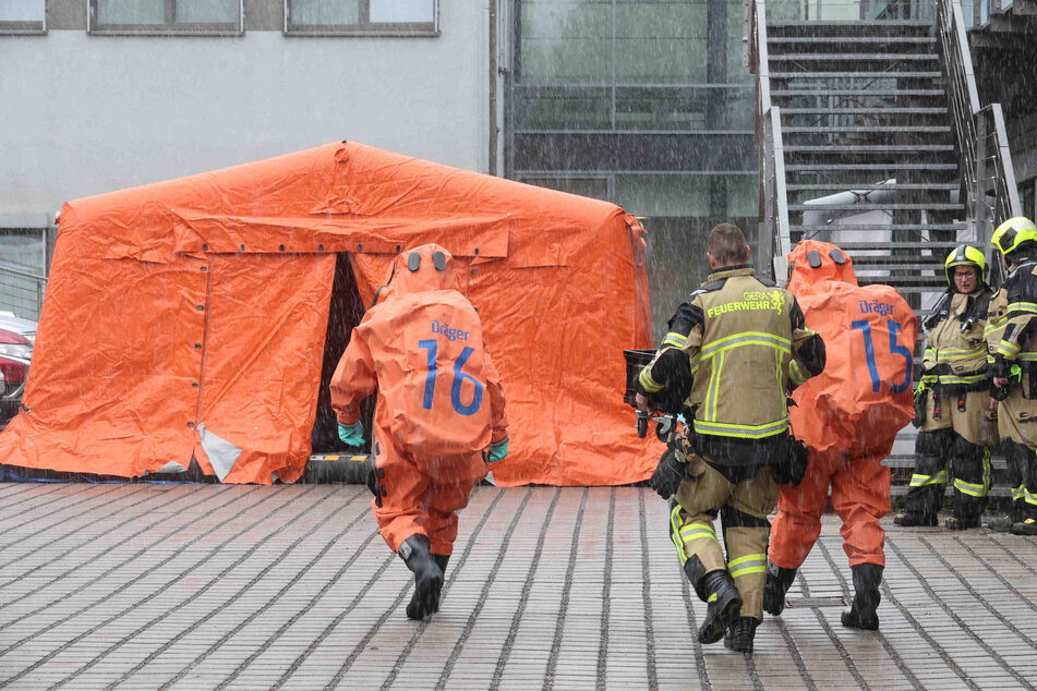 Giftiges Ammoniak tritt im Krankenhaus aus: Großeinsatz von Polizei und Feuerwehr