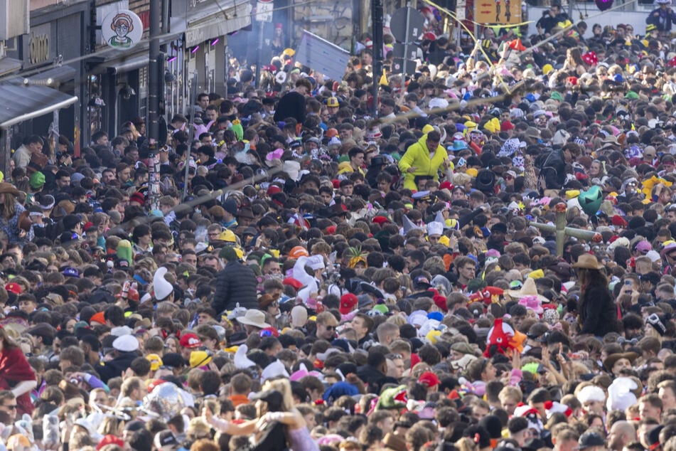 Aus Angst vor Überfüllung in bestimmten Kneipen und Läden will die Stadt Köln an Karneval genauer hinschauen. (Archivfoto)