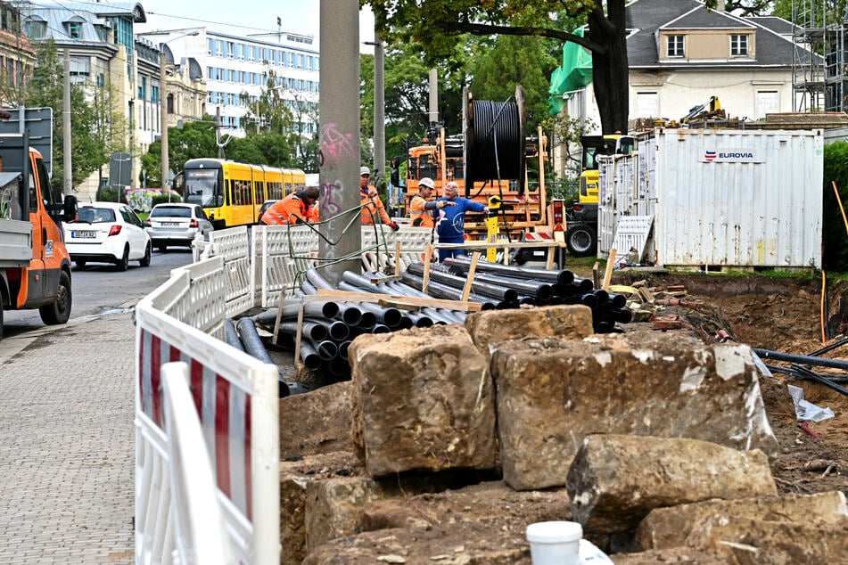 Unübersehbar für alle Verkehrsteilnehmer: Die lange geplante Sanierung der Königsbrücker Straße hat begonnen.