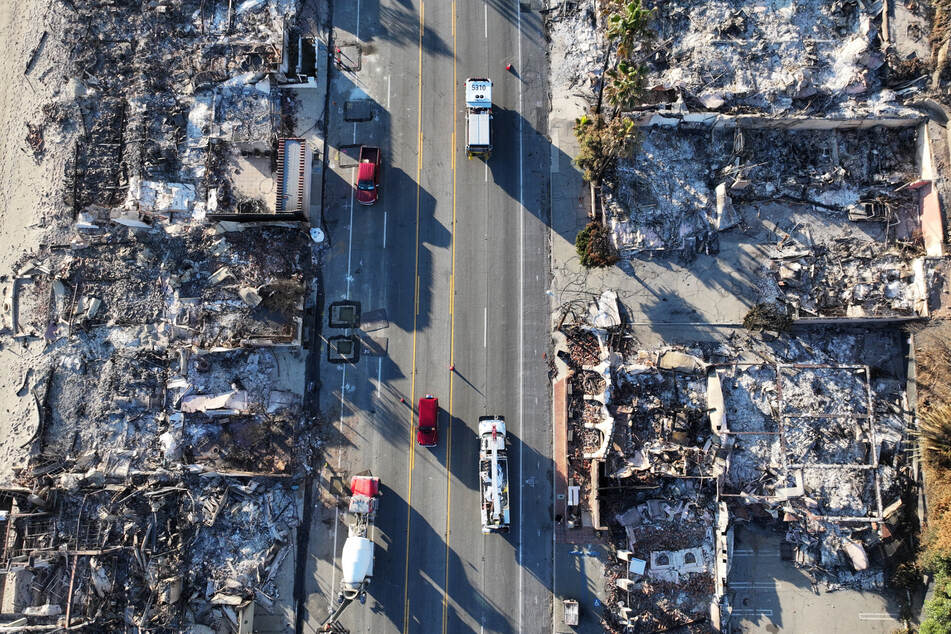 Thousands of firefighters continued their efforts to snuff out hotspots over the 40,000 acres that have been burned – an area almost as big as Washington DC.