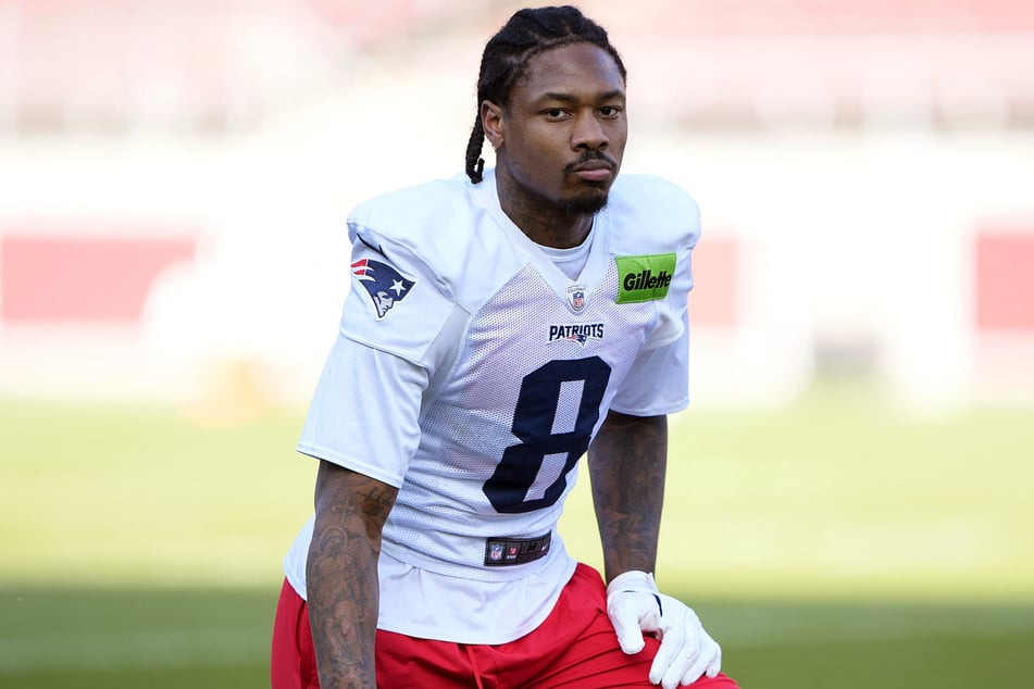 Wide receiver Patriots Stefon Diggs (32) má za sebou událostmi nabitý rok.