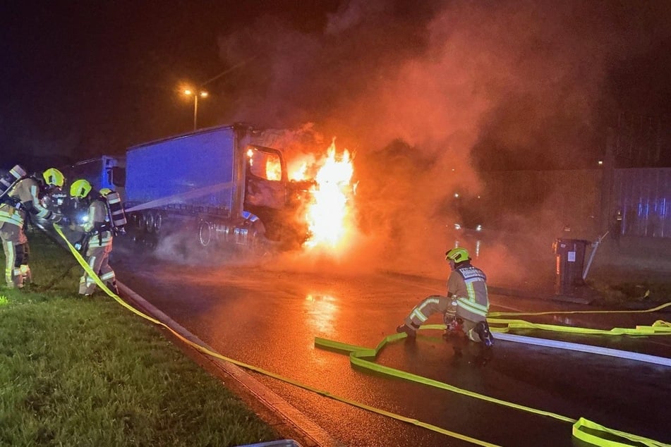 Der Laster hatte Feuer gefangen.