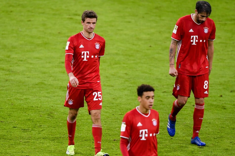 Thomas Müller (l-r), Jamal Musiala und Javi Martinez gehen sichtlich unzufrieden in der Halbzeit Richtung Kabinen.